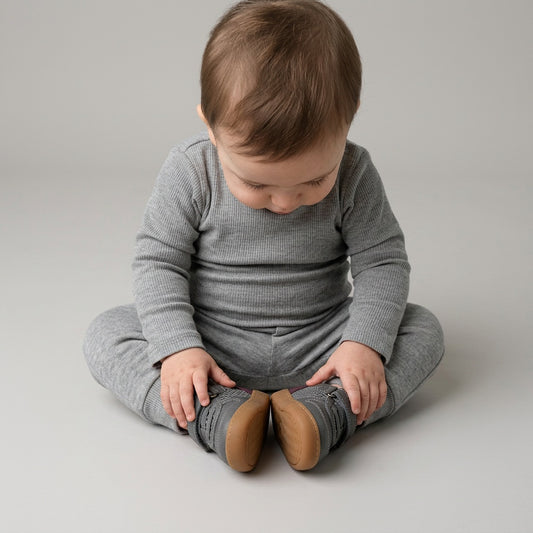 Maiyko Barefoot Gri Bordo bebek ayakkabisi yakin cekim