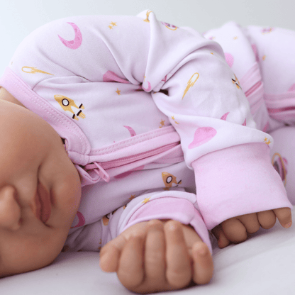 1.0 Tog Stardust Dreams Uyku Tulumu — bebek üzerinde